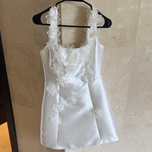 Elliatt Dresses & Skirts - Elliatt White Floral Mini Dress